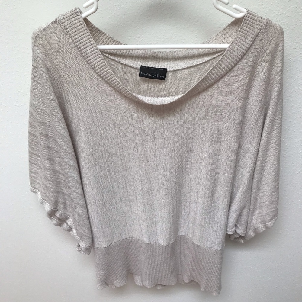 Lightweight sweater with kimono-style sleeves